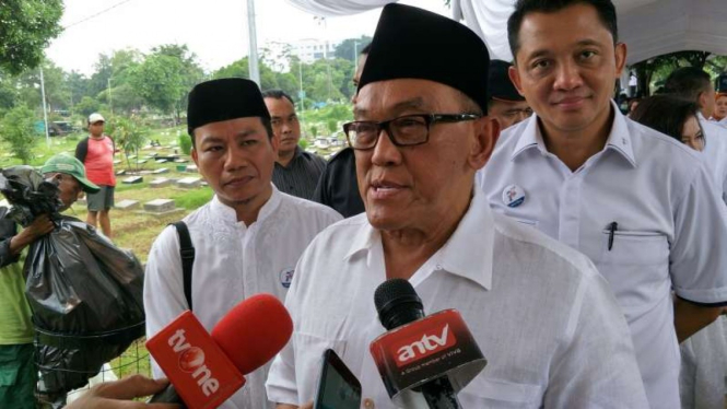 Putra sulung almarhum H. Achmad Bakrie dan Hj. Roosniah Bakrie, Aburizal Bakrie.