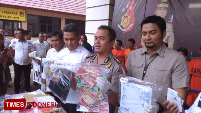Ditreskrimum Polda Jatim saat memberikan keterangan media soal penangkapan 15 tersangka kasus perjudian lintas kota. (FOTO: Humas Polda Jatim/TIMES Indonesia)