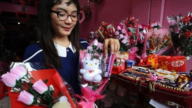 Berbagai bentuk kado disiapkan untuk orang spesial di hari Valentine.-Robertus Pudyanto/Pacific Press/LightRocket via Ge