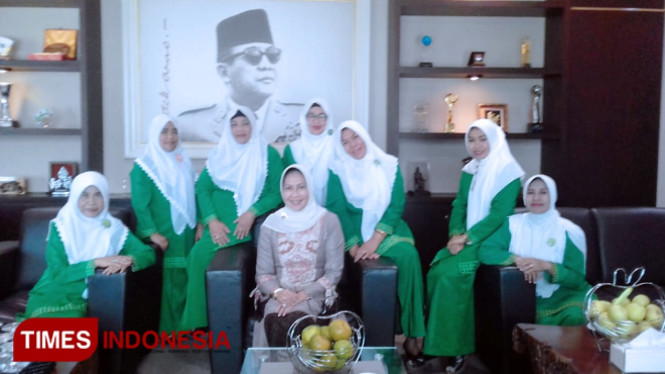 Pengurus PC Muslimat NU Kota Batu berpose bersama usai audiensi dengan Wali Kota Batu Dewanto Rumpoko. (FOTO: Times Indonesia Network)