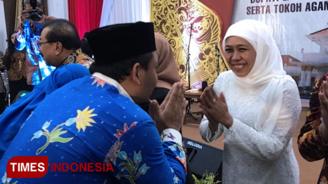 Wabup Ony memberikan selamat kepada Khofifah saat acara pisah sambut Gubernur  Jatim di Gedung Grahadi Surabaya, Senin (11/2/2019) (FOTO: Humas Pemkab Ngawi for TIMES Indonesia)