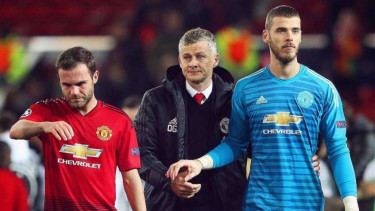 Pemain Manchester United, Juan Mata (kiri) dan David De Gea (kanan)