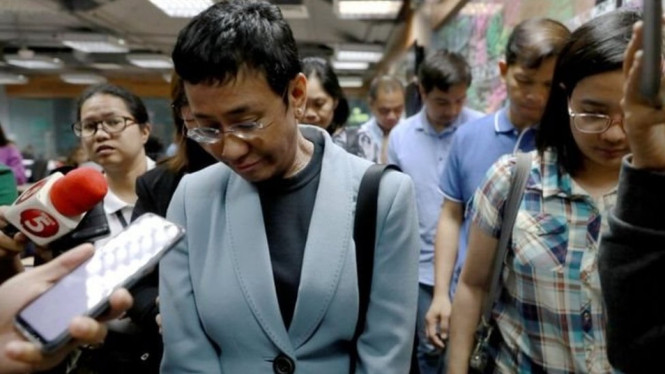 Maria Ressa diwawancara saat penangkapannya di kantor Rappler. - Reuters