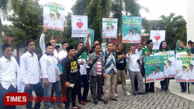 Kedatang Khofifah Di Juanda disambut Puluhan Relawan. (FOTO: Nasrullah/TIMES Indonesia)