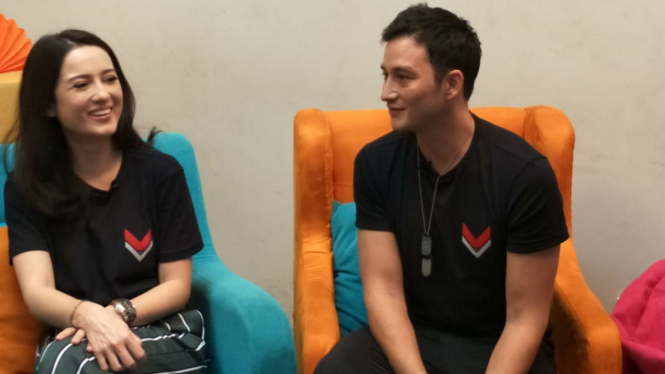 Julie Estelle dan Mike Lewis di kantor VIVA.co.id.