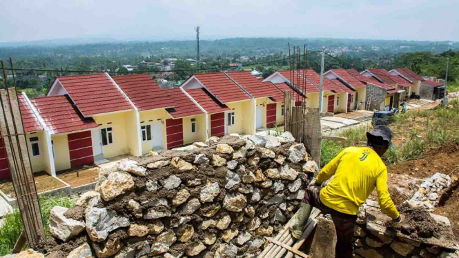 Pekerja menyelesaikan pembangunan rumah bersubsidi di kawasan Cibadak, Kabupaten Sukabumi, Jawa Barat,