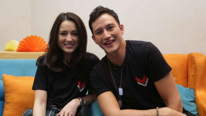 Julie Estelle dan Mike Lewis 
