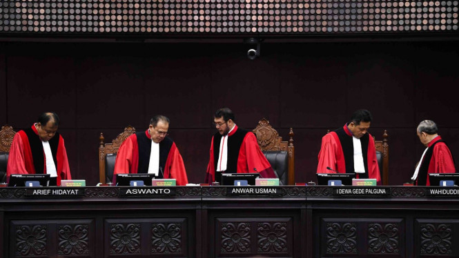 Majelis Hakim Mahkamah Konstitusi usai memimpin sidang beberapa waktu silam. (Foto ilustrasi)