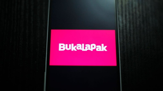 Sebagian warganet masih mengusung tagar #uninstallbukalapak atau #boikotbukalapak untuk memprotes cuitan CEO perusahaan tersebut, Achmad Zaky, soal "presiden baru". - Adriana Adinandra/SOPA Images/LightRocket via Gett