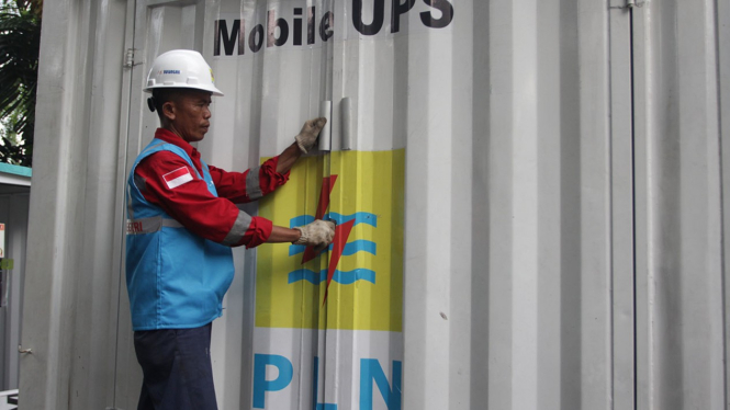Petugas PLN memeriksa fasilitas pasokan listrik. (Foto ilustrasi)