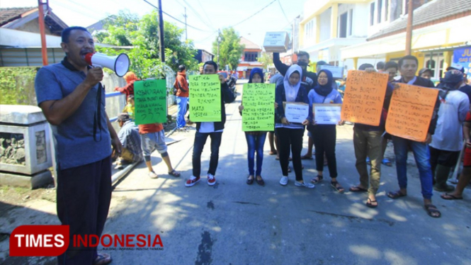 Korlap Aksi Demo, Jony Santoso menuntut revitalisasi sungai Dermo kepada pemerintah Kab Malang. Minggu, 17/2/2019. (Tria Adha/TIMES Indonesia)
