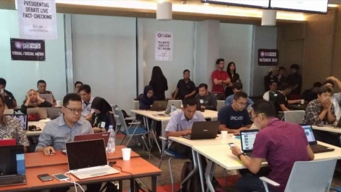 Para jurnalis melakukan cek fakta Debat Capres putaran dua di Jakarta, 17 Februari 2019