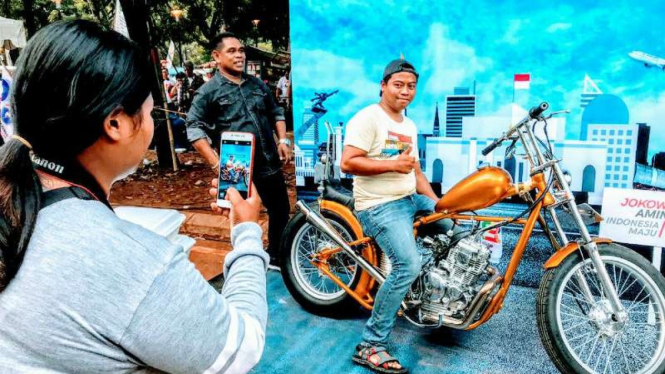 Simpatisan dan pendukung Jokowi berfoto di atas motor chopper.
