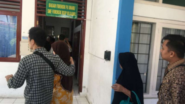 Keluarga seorang santri korban penganiayaan mendatangi di RSUP M Djamil Padang, Sumatera Barat, Senin, 18 Februari 2019.