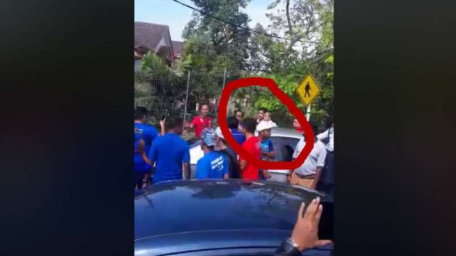 Massa kepung Menteri Olahraga Malaysia, Syed Saddiq Syed Abdul Rahman