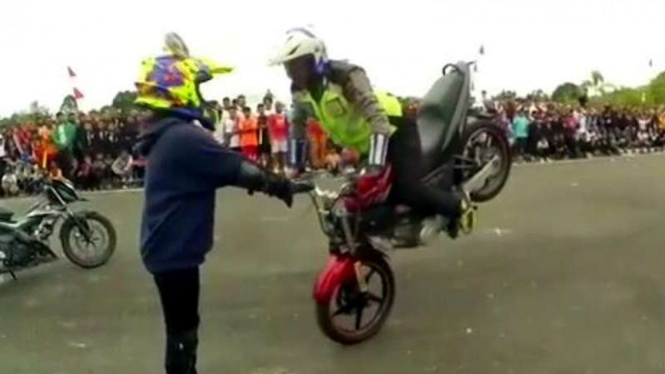 Polisi melakukan atraksi freestyle