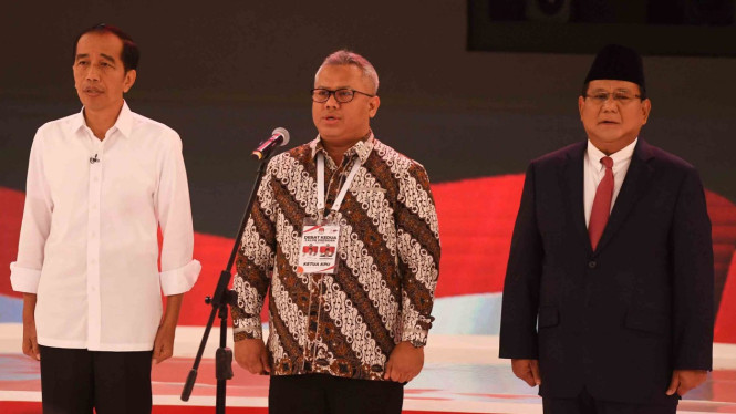 Capres nomor urut 01 Joko Widodo (kiri), Capres nomor urut 02 Prabowo Subianto (kanan) dan Ketua KPU Arief Budiman (tengah) menyanyikan Indonesia Raya saat sebelum memulai debat capres 2019 putaran kedua di Hotel Sultan, Jakarta