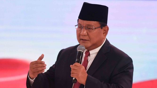 Capres nomor urut 02 Prabowo Subianto menyampaikan pendapatnya saat mengikuti debat capres 2019 putaran kedua di Hotel Sultan, Jakarta
