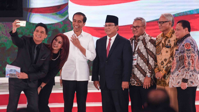 Capres nomor urut 01 Joko Widodo (ketiga kiri) dan Capres  nomor urut 02 Prabowo Subianto (keempat kiri) berfoto bersama seusai mengikuti debat capres 2019 di Hotel Sultan, Jakarta.