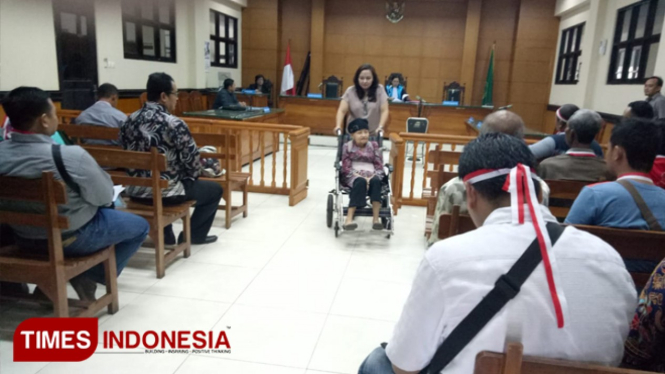 Dengan menggunakan kursi roda Bernadine Hendrika, nenek berumur 83 tahun mencari keadilan di Pengadilan Tata Usaha Negera (PTUN) Surabaya di Sidoarjo. (FOTO: Rudi Mulya/TIMES Indonesia)