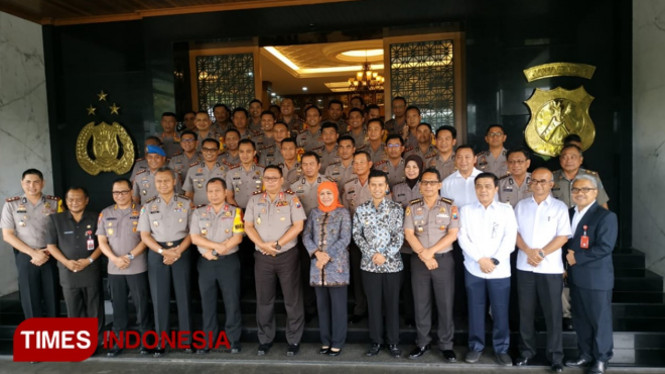 Gubernur Jawa Timur saat mengunjungi Polda Jawa Timur,Senin,18/2/2019(FOTO:Nasrullah/TIMESIndonesia)
