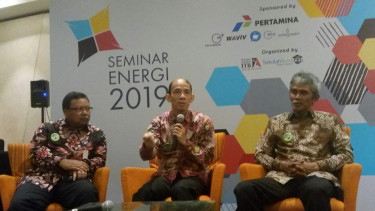 Wakil Menteri ESDM Arcandra Tahar (tengah).