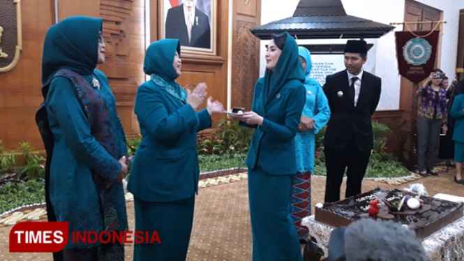 Ketua Penggerak PKK Jatim, Arumi Bachin saat melakukan prosesi pelantikan di Gedung Negara Grahadi Surabaya, Selasa,19/2/2019. (FOTO: Nasrullah/TIMES Indonesia)