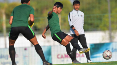 Pemain Timnas U-22 Firza Andika (tengah) menendang bola ke rekannya dalam latihan menjelang pertandingan Sepak Bola AFF U-22 di lapangan AUPP Sport Club, Phnom Penh, Kamboja, Selasa, 19 Februari 2019.