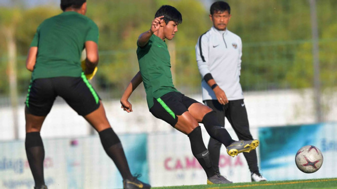 Pemain Timnas U-22 Firza Andika (tengah) menendang bola ke rekannya dalam latihan menjelang pertandingan Sepak Bola AFF U-22 di lapangan AUPP Sport Club, Phnom Penh, Kamboja, Selasa, 19 Februari 2019.