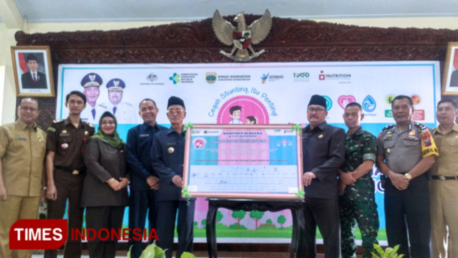 Bupati KH Salwa Arifin dan Wakil Bupati Bondowoso Irwan Bachtiar Rahmat bersama perwakilan camat dan Forkopimda usai melakukan penandatanganan komitmen pencegahan stunting di pendapa bupati. (FOTO: Moh Bahri/TIMES Indonesia)