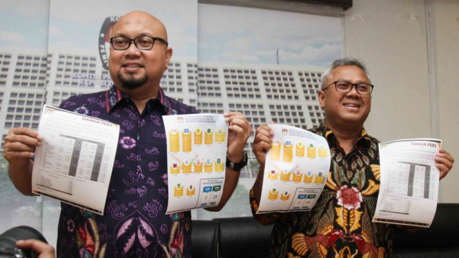 Ketua KPU Arief Budiman (kanan) bersama Komisioner KPU Ilham Saputra (kiri) menunjukkan berkas Caleg berstatus terpidana korupsi saat mengumumkan data terbaru nama calon legislatif (caleg) dengan status mantan terpidana korupsi yang berpartisipasi pada Pe