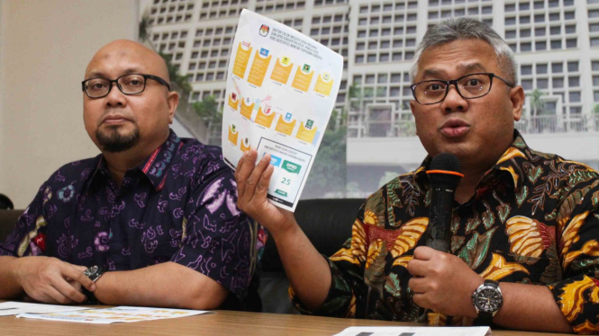 Ketua KPU Arief Budiman (kanan) bersama Komisioner KPU Ilham Saputra (kiri) menunjukkan berkas Caleg berstatus terpidana korupsi saat mengumumkan data terbaru nama calon legislatif (caleg) dengan status mantan terpidana korupsi yang berpartisipasi pada Pe