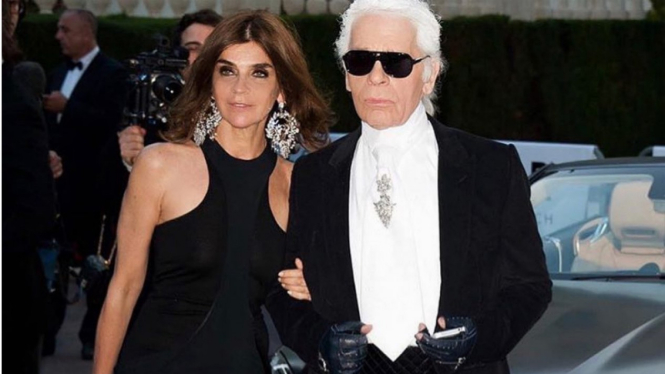 Mendiang Karl Lagerfeld bersama sahabatnya, Carine Roitfeld.