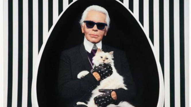 Desainer Karl Lagerfeld bersama kucing kesayangannya.