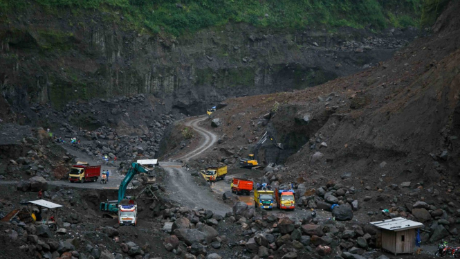 Suasana penambangan pasir di Kali Gendol, Cangkringan, Sleman, DI Yogyakarta