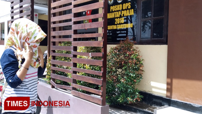 Desi ketika melaporkan suami dan pelakor ke Polresta Probolinggo. (FOTO: Happy L. Tuansyah/TIMES Indonesia)