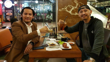 Permadi Arya (kanan) dan pengacara Finsensius Mendrofa