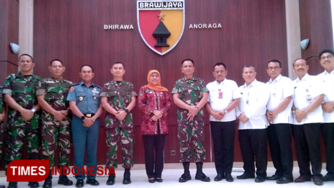 Gunernur Jawa Timur bersama jajaran Kodam V Brawijaya, Rabu (20/2/2019) (FOTO: Nasrullah/TIMESIndonesia)