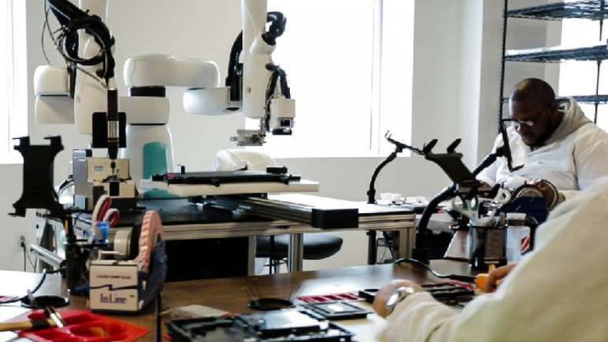 Ilustrasi robot dan manusia di industri.