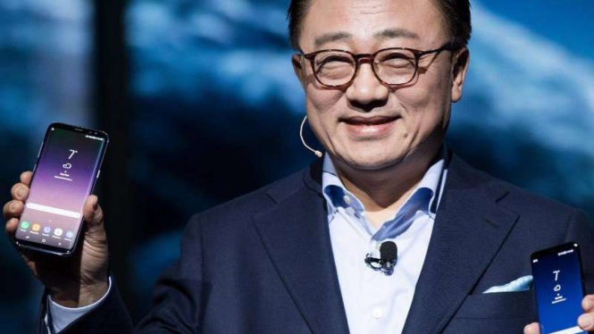 CEO Samsung, DJ Koh, memamerkan Samsung Galaxy S10.