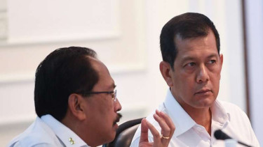 Kepala BNPB Doni Mornardo (kanan) berbincang dengan Deputi BNPB