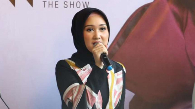 Desainer Dian Pelangi.