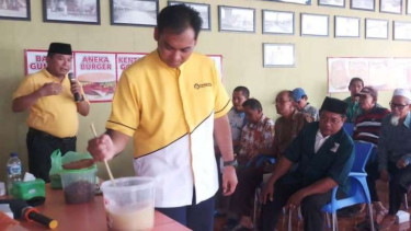 Politisi Partai Golkar, Wirendra Tjakrawerdaya membagi tips bagaimana membuat pupuk alami di hadapan para petani di Cilacap.