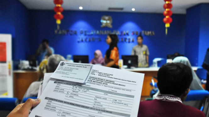 Seorang wajib pajak menunjukkan form aktivasi EFIN agar dapat melakukan pelaporan SPT Pajak Tahunan secara online di Kantor KPP Pratama Jagakarsa, Jakarta Selatan, Jum'at, 22 Februari 2019.