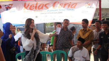 Ramadhania Bakrie saat mengunjungi anak-anak Penyintas Tsunami Selat Sunda.