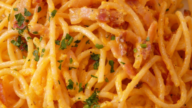 Pasta/spaghetti carbonara.