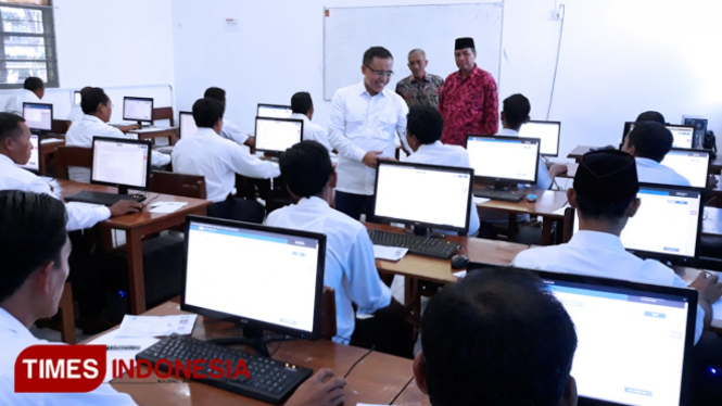 Bupati Azwar Anas Meninjau Ujian P3K Kabupaten Banyuwangi di SMKN 1 Banyuwangi. (FOTO: Roghib Mabrur/TIMES Indonesia)