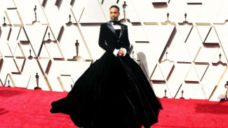 Gaun-Jaket Artis Pria Ini Curi Perhatian di Karpet Merah Oscars 2019