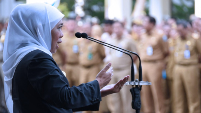 Gubernur Jawa Timur, Khofifah Indar Parawansa saat memimpin apel pertama di Pemprov Jatim. (FOTO: Humas Pemprov Jatim)