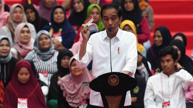 Presiden Joko Widodo berpidato dalam acara penyaluran bantuan sosial Program Keluarga Harapan (PKH) dan Bantuan Pangan Non Tunai (BPNT) tahun 2019 di Cibinong, Bogor. (Foto ilustrasi)
